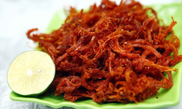  Bò khô, khô gà lá chanh: Những món này phù hợp cho cả cánh mày râu lẫn chị em. Nếu bò khô có độ dai đặc trưng của thịt bò, thì khô gà cũng có cái ngon riêng. Ảnh: Suckhoedoisong. 