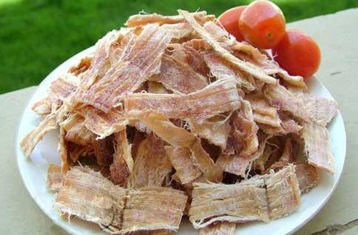  Khô mực nướng: Để có được những miếng mực thơm lừng lai rai cùng muối ớt, bạn có thể nướng trên bếp than, giấy báo hoặc cồn. Bạn cần chú ý nướng riêng phần râu và thân mực để tránh chúng không bị cháy xém. Ảnh: Internet. 