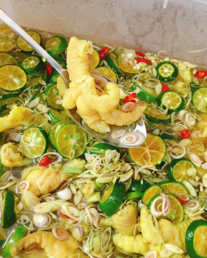  Món này thanh mát, giòn lại có vị chua, cay, mặn ngọt hài hòa, rất hợp để nhâm nhi trong lúc chờ xem đá giải. Nếu có thời gian, bạn có thể tự làm hoặc mua sẵn trên các shop online, giá dao động khoảng 80 - 100 nghìn/hộp 10 chiếc chân gà. Ảnh: Internet. 