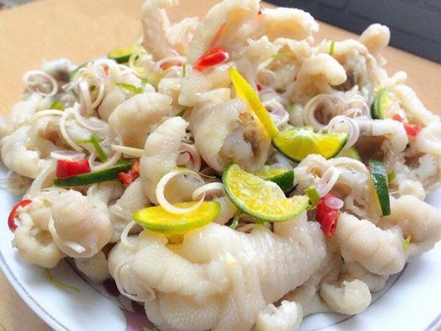  Chân gà ngâm sả ớt: Các món ăn từ chân gà vốn luôn có sức hấp dẫn lớn với những người thích lai rai. Chân gà ngâm sả ớt là món ăn vặt để xem bóng đá lý tưởng mà bạn có thể mua sẵn hoặc tự làm ở nhà. Chân gà ta làm sạch, luộc rồi ngâm trong hỗn hợp dấm, nước mắm, sả, ớt, quất. Ảnh: Lozi. 