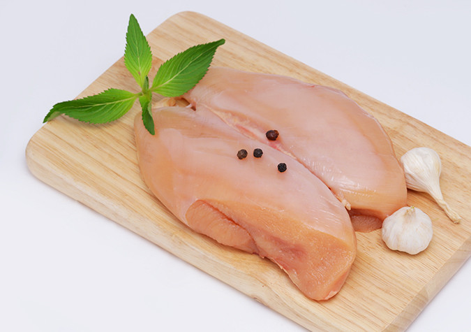 Ức gà: Vitamin B3 trong ức gà giúp tăng cường lượng máu đến "cậu nhỏ" giúp bộ phận này khỏe mạnh.