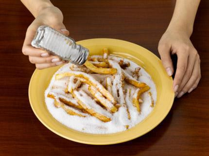 Đồ ăn quá mặn: Ăn mặn với hàm lượng muối nhiều không những gây ra chứng huyết áp cao mà còn là thủ phạm làm giảm ham muốn, gây bất lực, yếu sinh lý nam. Khoa học khuyên rằng chỉ nên nạp vào cơ thể khoảng 6g muối/ngày.