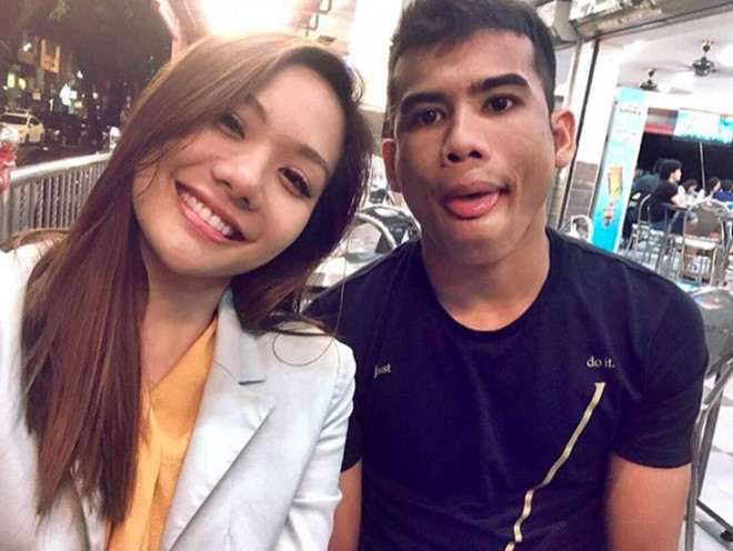  Trong đội hình của Malaysia tại giải đấu AFF Suzuki Cup 2018, cái tên Safawi Rasid được đánh giá rất cao. Chàng cầu thủ 21 tuổi này còn khiến người hâm mộ phát ghen bởi có cô bạn gái xinh đẹp, giỏi giang tên Anim Ezati Rizki. Dù Safawi Rasid kém bạn gái 5 tuổi nhưng cả hai trông vẫn rất xứng đôi. 