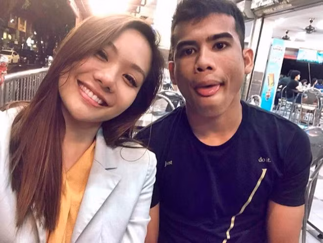  Trong đội hình của Malaysia tại giải đấu AFF Suzuki Cup 2018, cái tên Safawi Rasid được đánh giá rất cao. Chàng cầu thủ 21 tuổi này còn khiến người hâm mộ phát ghen bởi có cô bạn gái xinh đẹp, giỏi giang tên Anim Ezati Rizki. Dù Safawi Rasid kém bạn gái 5 tuổi nhưng cả hai trông vẫn rất xứng đôi. 