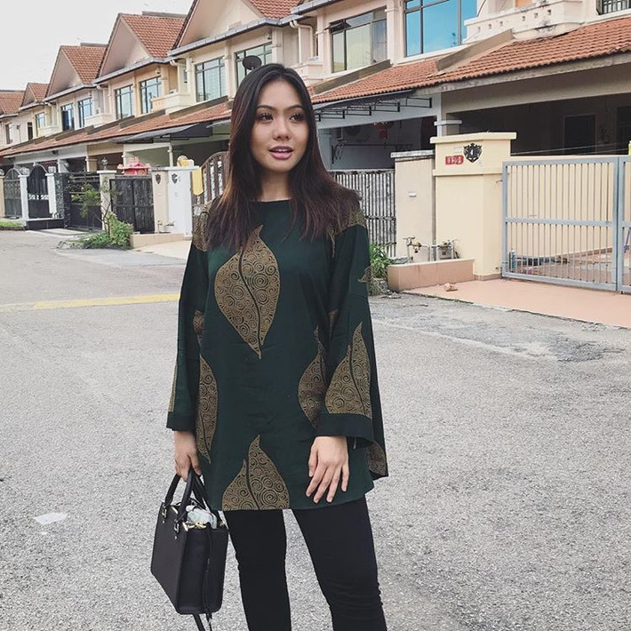  Cô mặc trang phục giản dị nhưng vẫn toát lên thần thái xinh đẹp. 