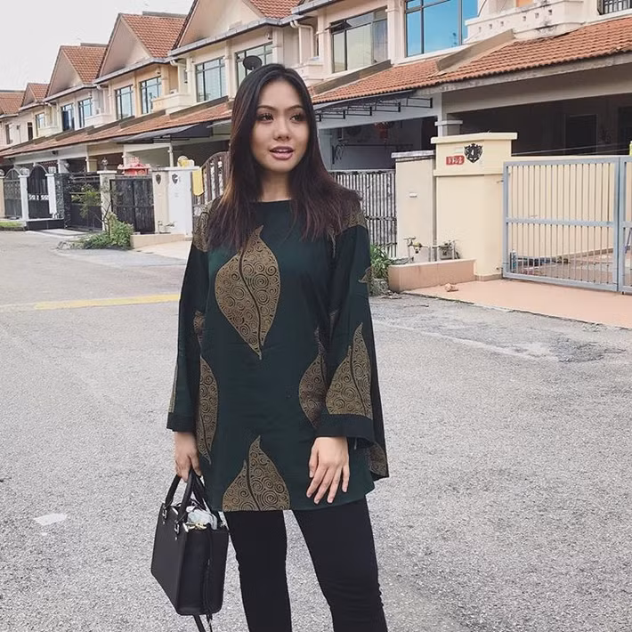  Cô mặc trang phục giản dị nhưng vẫn toát lên thần thái xinh đẹp. 