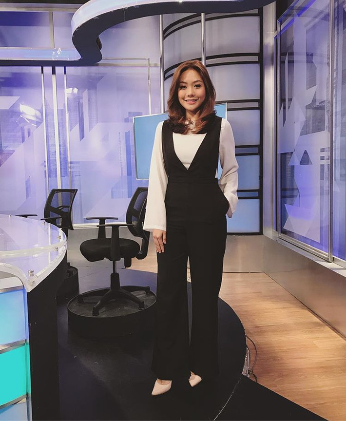  Thêm một bộ đồ đen trắng vô cùng sang chảnh và thanh lịch trong tủ đồ của cô. 