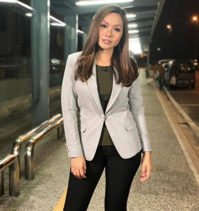  Anim Ezati Rizki (sinh năm 1992) hiện là MC, phóng viên, người mẫu quảng cáo nổi tiếng tại Malaysia. Cô sở hữu gu thời trang sành điệu cùng nhan sắc khá mặn mà. 