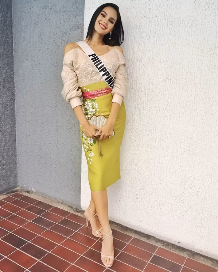  Phong cách thời trang xuống phố của Catriona Gray khá đơn giản nhưng siêu chất. 