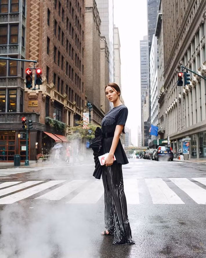  Catriona Gray còn khéo léo làm mới streetstyle xuống phố với áo khoác, túi, thể hiện gu thời trang vô cùng sành điệu. Ảnh: FBNV.