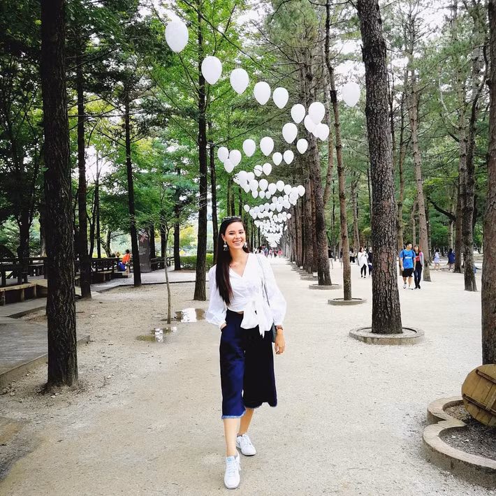  Quần baggy tây, quần culottes hay quần jean mix với áo thun, sơ mi là sự lựa chọn trang phục xuống phố quen thuộc của tân Hoa hậu. 