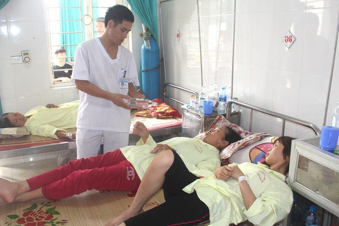 Sáng 22/7, gần 100 người bỗng nhiên xuất hiện biểu hiện lạ và phải nhập viện cấp cứu sau khi ăn cỗ cưới tại gia đình ông Phan Hữu Th. (trú tại thôn An Lại, xã Dân Chủ, huyện Tứ Kỳ, Hải Dương). Nguyên nhân dẫn đến hàng loạt người bị ngộ độc sau khi ăn cỗ cưới được xác định nghi do vi khuẩn từ món giò bì gây nên. Ảnh: giadinh.net.vn.