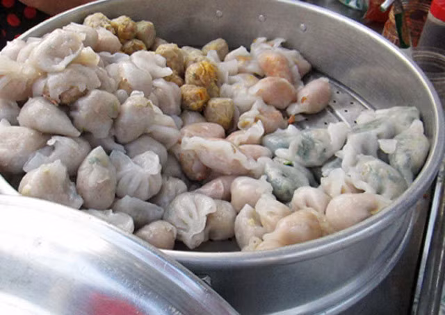 Sủi cảo, há cảo: Là món ăn của người Hoa, há cảo và sủi cảo được đông đảo người Sài Gòn ưa chuộng. Bánh có cỡ nhỏ, dễ ăn và không gây nặng bụng, thích hợp cho bữa gọn nhẹ. Ảnh: Zing.