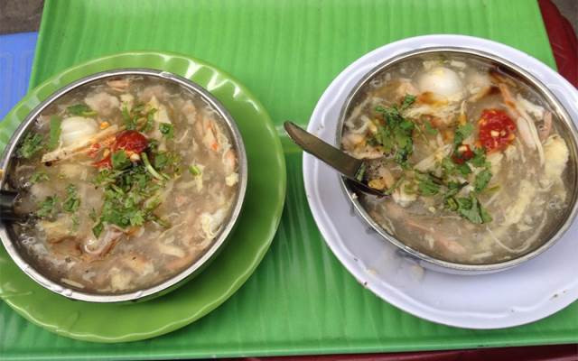 Súp cua: Những chiều đói bụng mà có một bát súp cua âm ấm, bốc khói thơm lừng thì còn gì tuyệt hơn. Chén súp chất lượng phải có độ đặc sánh vừa đủ, không quá loãng, vị thanh ngọt, và nhất là phải có các nguyên liệu xé/xắt nhỏ tươi ngon như thịt cua, thịt gà, nấm hương, bắp Mỹ, trứng cút... Ảnh: Foody.