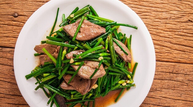 Gan dê xào hẹ: Gan dê 200g, rau hẹ 200g. Gan dê thái mỏng, cho dầu vừng vào xào với rau hẹ. Khi xào dùng ngọn lửa mạnh, lúc chín cho gia vị vừa đủ, ăn với cơm, ăn liền 7 ngày. Tác dụng: ôn thận, cố tinh, ích huyết, dưỡng gan giúp cơ thể cường tráng sinh lực dồi dào. Ảnh: Internet.