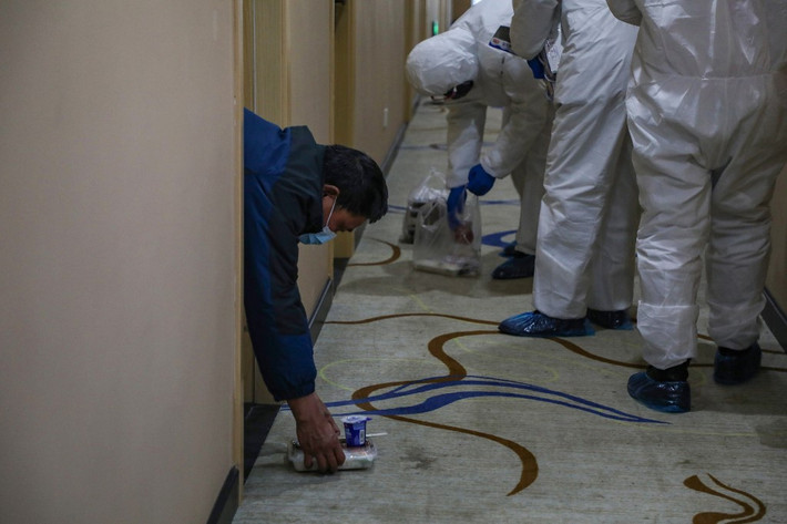 Trong quá trình điều trị cho bệnh nhân nhiễm COVID-19 tại bệnh viện, không ít bác sĩ đã nhiễm bệnh, thậm chí tử vong vì con virus nguy hiểm này. Tuy nhiên, họ vẫn không hề nao núng và luôn chiến đấu hết mình vì bệnh nhân ở vùng dịch. Hình ảnh nhân viên y tế tại một cơ sở cách ly ở Vũ Hán đặt phần ăn trưa trước cửa các phòng bệnh để hạn chế tiếp xúc với người nghi nhiễm virus corona.