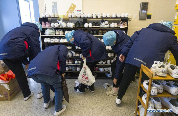 Sau những giờ làm việc với bệnh nhận nhiễm COVID-19 ở bệnh viện, họ phải cởi bỏ hết đồ bảo hộ, khử trùng nhiều lần, khi ra ngoài phải thay cả giày khác.