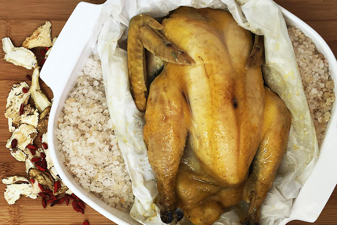 Khi mở bọc kén này, hơi nước sẽ bốc ra và người ăn dường như bị thôi miên bởi mùi thơm của thịt và hương khói của muối biển.