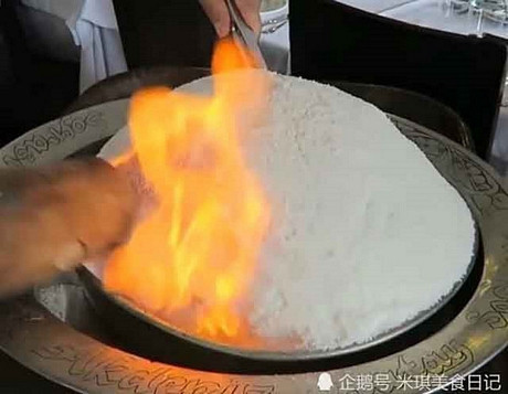 Hơi nước bên trong sẽ khiến thịt gà được mềm, mọng nước và đậm đà gia vị hơn. Kết quả và thịt gà sẽ rất ngon ngọt, thơm dịu.