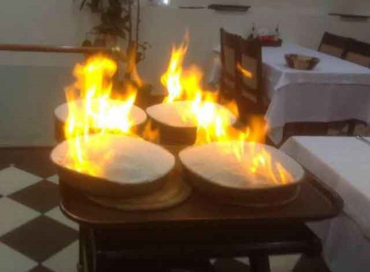 Muối nóng cách ly thịt gà khỏi nhiệt trực tiếp, đảm bảo gà chín nhưng không bị cháy mà còn giữ nguyên được độ thơm ngon và không bị khô.