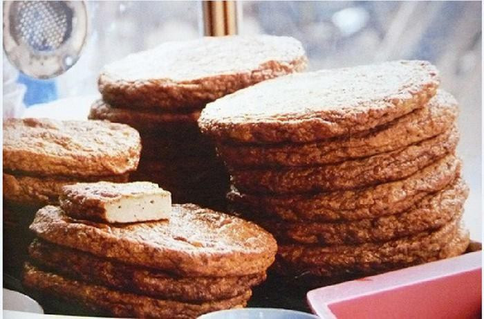 Chả cá Nha Trang được làm từ cá tươi không xương, có thể là cá mối, cá thu, cá thởn, cá rựa, cá chuồn, cá nhồng hay cá cờ… kết hợp với các loại gia vị bí truyền, và điều đó đã tạo nên những miếng chả cá ngon, mềm mịn và hơi dai mà không chả cá ở đâu có được.