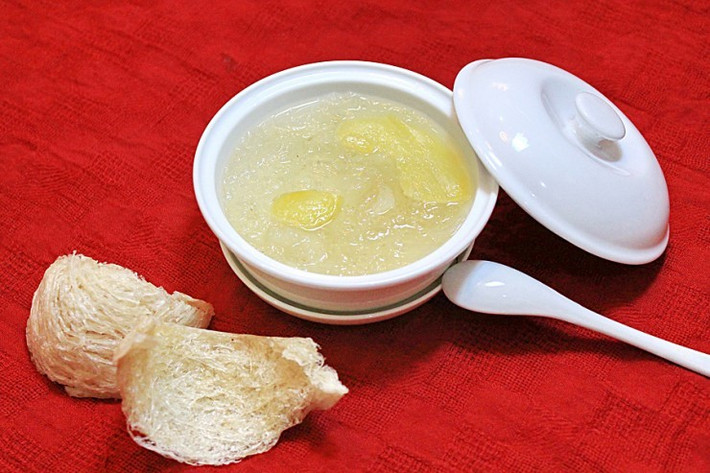 Yến sào hòn Nội: Một trong những món đặc sản Khánh Hòa là yến sào. Đây là một sản vật quý giá mà thiên nhiên đã ban tặng cho người dân ở đây. Ở Khánh Hòa, yến sống tự nhiên trên hơn 30 hòn đảo lớn nhỏ. Trong đó, nổi tiếng nhất là yến sào hòn Nội, sau đó đến hòn Ngoại, hòn Sam….