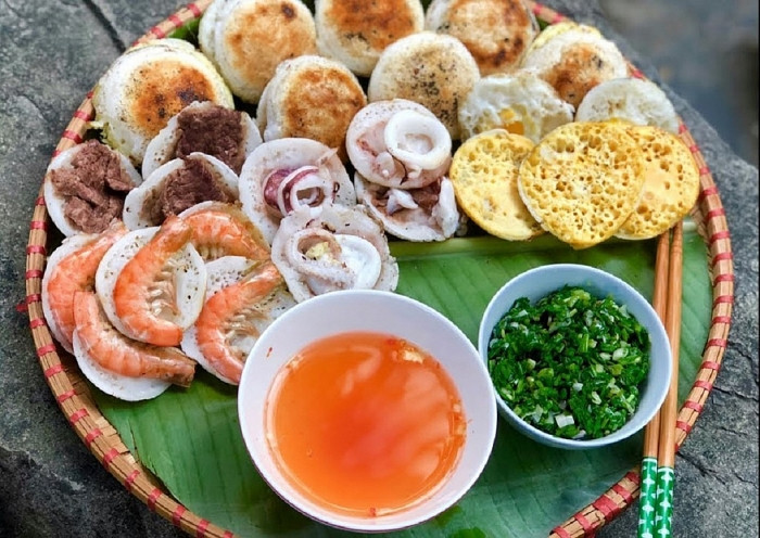 Bánh căn Cam Ranh thường ít dùng mực, thịt heo mà chỉ cái trứng cút đập ra chế lên mặt bánh, hoặc nơi nào sang hơn thì con tép nhỏ. Chiếc bánh cũng được đổ mỏng hơn nên có cảm giác giòn hơn.