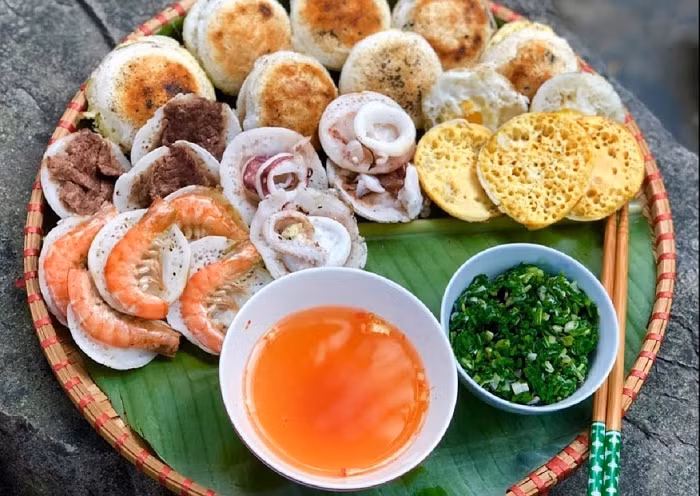 Bánh căn Cam Ranh thường ít dùng mực, thịt heo mà chỉ cái trứng cút đập ra chế lên mặt bánh, hoặc nơi nào sang hơn thì con tép nhỏ. Chiếc bánh cũng được đổ mỏng hơn nên có cảm giác giòn hơn.