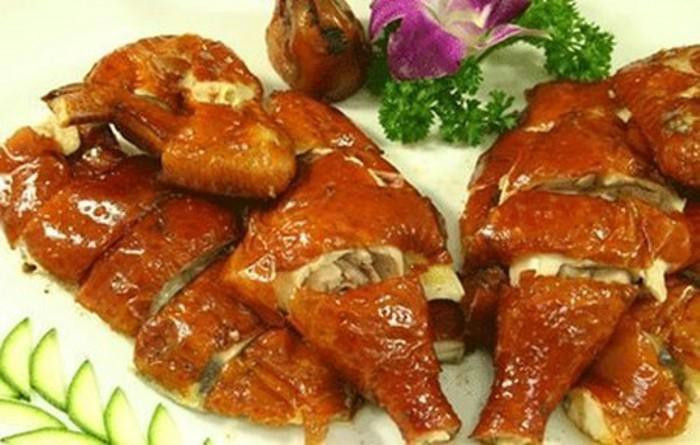 Vịt Ninh Hòa: Vịt Ninh Hòa là loại vịt mập thịt, cổ dài, vì được nuôi tự nhiên ngoài đồng, thức ăn là hạt lúa rơi vãi, giun, ốc, cua đồng, tôm, tép... nên những con vịt ở đây luôn cho thịt chắc, ngọt ngon nhưng không dai nên rất được ưa thích. Ảnh: Internet.