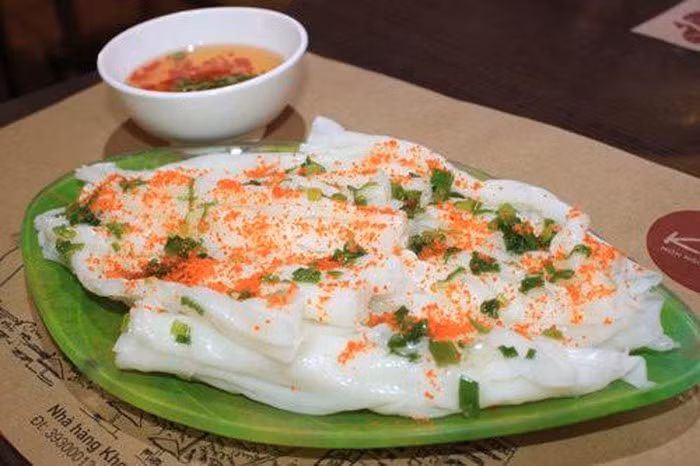 Bánh ướt Diên Khánh: Ở Nha Trang, nổi tiếng và được nhiều người biết đến nhất là bánh ướt Diên Khánh. Món này thường ăn kèm cùng với hành phi, giá trụng, tóp mỡ, chả lụa và nem chua. Miếng bánh mềm thơm mùi gạo, thêm một ít xoài xanh chua cuốn vào, chấm kèm với mắm sẽ cho mỗi người một cảm nhận.