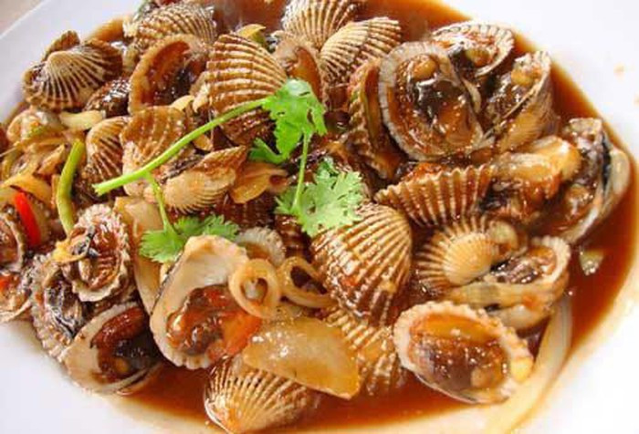 Sò huyết Thủy Triều: Thủy Triều là tên gọi một đầm lớn nằm ở phía Bắc của bán đảo Cam Ranh. Ở đầm này có loại sò huyết nổi tiếng, xếp ngang hàng với sò huyết đầm Ô Loan (Phú Yên) và sò huyết Tam Giang (Thừa Thiên Huế). Sò huyết ở đây không chỉ ngon mà còn rất nhiều.