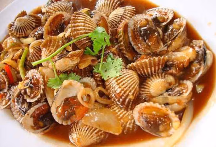 Sò huyết Thủy Triều: Thủy Triều là tên gọi một đầm lớn nằm ở phía Bắc của bán đảo Cam Ranh. Ở đầm này có loại sò huyết nổi tiếng, xếp ngang hàng với sò huyết đầm Ô Loan (Phú Yên) và sò huyết Tam Giang (Thừa Thiên Huế). Sò huyết ở đây không chỉ ngon mà còn rất nhiều.