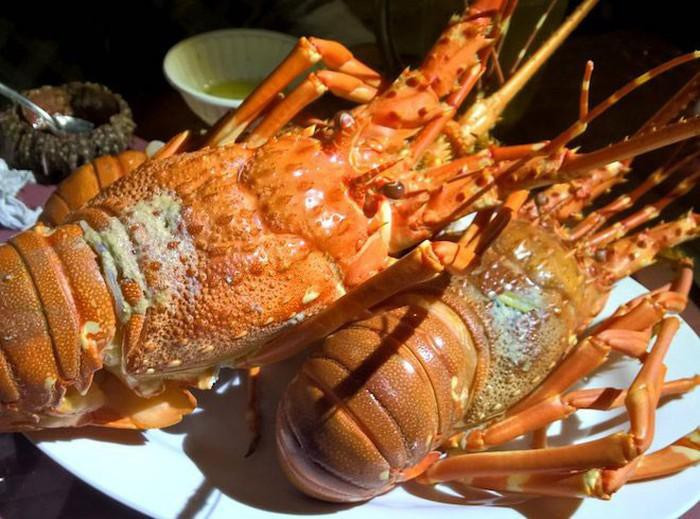 Tôm hùm Bình Ba là món ăn ngon khó bỏ qua khi đến vịnh Cam Ranh, Khánh Hòa. Tôm được du khách nhận xét là nhiều thịt, mềm và có vị ngọt rất đặc trưng.