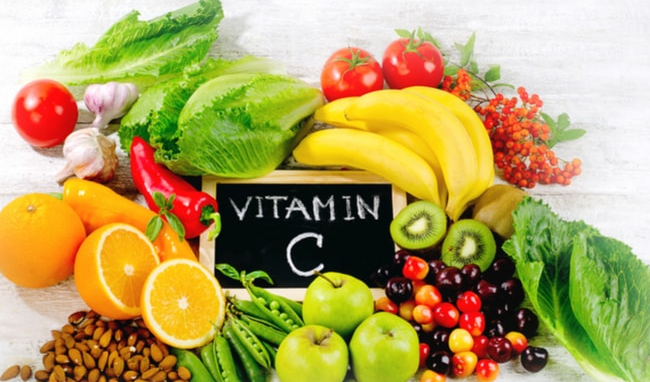 Bổ sung Vitamin C. Vitamin C là chất giúp chống lại bệnh cúm một cách hiệu quả, có thể rút ngắn thời gian cơ thể nhiễm lạnh và ngăn ngừa bệnh tật. Vì cơ thể không thể tích trữ vitamin C nên cần phải nạp đều đặn mỗi ngày. Cam, bưởi, kiwi, quýt... là những loại trái cây chứa hàm lượng vitamin C cao. Việc thưởng thức thường xuyên những loại trái cây này sẽ góp phần tăng cường miễn dịch cho cơ thể bạn.