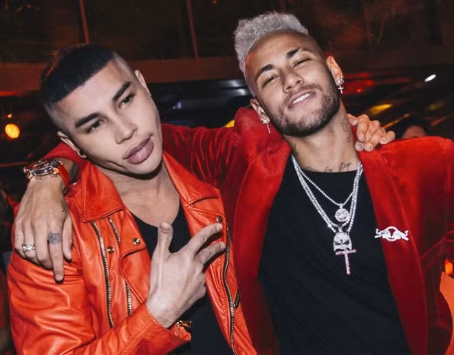 Chàng cầu thủ gốc Brazil trông khá chất chơi khi nhuộm tóc màu bạch kim thời thượng.