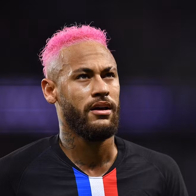 Mới đây, cầu thủ Neymar khiến người hâm mộ không khỏi ngạc nhiên khi thử nhuộm tóc màu hồng nổi bật. Trước đây, chân sút 27 tuổi chưa từng nhuộm tóc màu nữ tính bao giờ.