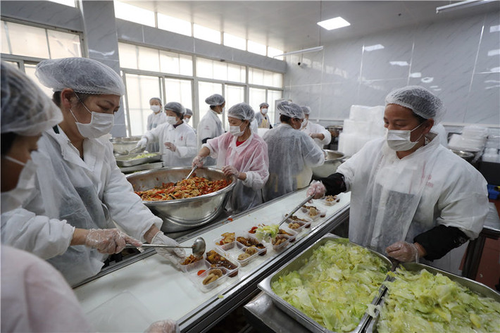 Tất cả 130 nhân viên nhà bếp đều mặc quần áo bảo hộ, đeo găng tay, khẩu trang và trước, sau mỗi ca làm việc đều sát trùng tay.