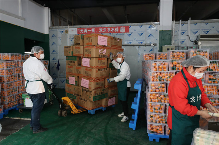 Ngoài bữa ăn chính, nhà bếp còn chuẩn bị thêm trái cây nhằm tăng cường vitamin cho các bệnh nhân, y bác sĩ.