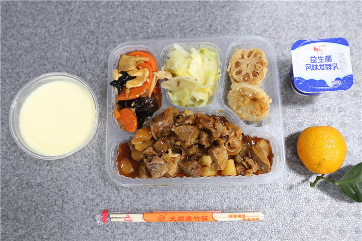 Một suất ăn trưa đầy đủ dinh dưỡng mà nhà bếp này cung cấp cho 2 bệnh viện dã chiến Lôi Thần Sơn và Hỏa Thần Sơn.