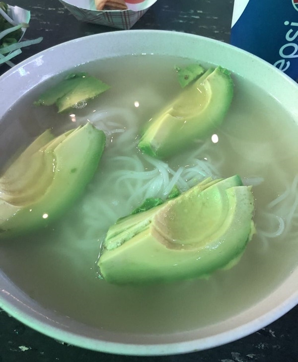 Mỗi bát phở ở đây có giá từ 8,5 đến 9,5 USD (khoảng 200.000-220.000 đồng), nếu bạn chọn thêm thức ăn bổ sung đạm như bò, gà, lợn, tôm, đậu phụ, bơ... thì trả thêm tiền. Caitlyn không thích các món thịt ở quán nên cô chọn bơ để thay thế, ăn chung với nước dùng.