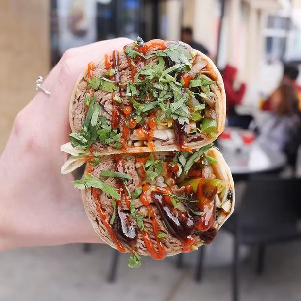 Phở burrito và tacos: Biến tấu phở Việt lạ lùng này được bày bán ở rất nhiều nơi trên nước Mỹ. Trong đó, các nguyên liệu làm phở như thịt, giá đỗ, rau thơm, hành… được gói vào trong một chiếc bánh burrito và cuộn lại.