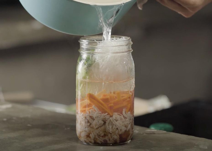 Đây được cho là món phở ăn liền được nấu nhanh gọn lẹ trong 5 phút. Tạm bỏ qua việc một tô phở bình thường có thể mất từ 4 - 8 giờ để nấu nước dùng thì phiên bản phở-trong-lọ này đã sai từ nguyên liệu cơ bản: bánh phở.