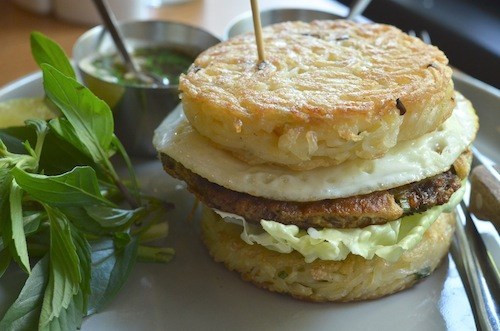 Phở burger: Thay vì bánh mì, bánh phở được chiên giòn để làm lớp vỏ ngoài. Phần nhân gồm thịt bò hoặc thịt gà và các loại rau thơm được sắp xếp như một chiếc bánh hamburger.