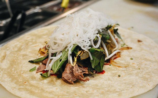 Phở tacos cũng được làm tương tự, nhưng thay lớp vỏ burrito bằng lớp vỏ bánh taco và không được cuộn lại. Thực khách có thể lựa chọn nhân thịt gà hay thịt bò, với nhiều loại rau ăn kèm.
