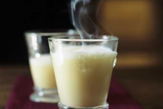 Milk Punch nóng: Milk Punch là loại cocktail với sữa tách béo, sữa hạnh nhân hoặc sữa đậu nành không đường. Đây sẽ là thức uống khoái khẩu của con trẻ và cả của bạn nữa.