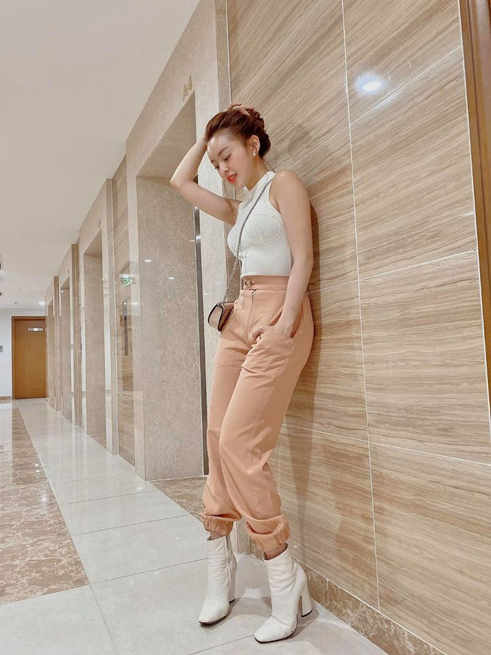 Chiếc áo croptop với quần jean tạo nên phong cách năng động, trẻ trung và sexy cho Trang Nemo. Ảnh: FBNV.