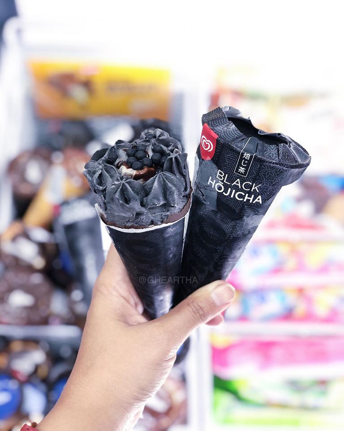 Món kem này có màu đen tuyền độc đáo.