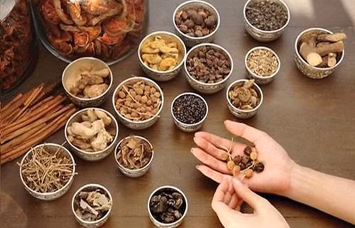 Từ Hy Thái Hậu lại có bài thuốc "Ngọc nữ bổ nhũ tô” gồm lạc, táo tàu và đậu nành. Lạc và đậu nành để cả vỏ đem sấy khô nghiền thành bột. Táo đem thái nát và trộn đều 3 thứ lại nặn thành những viên nhỏ để ăn mỗi ngày sẽ làm cho vòng 1 căng tràn tự nhiên.