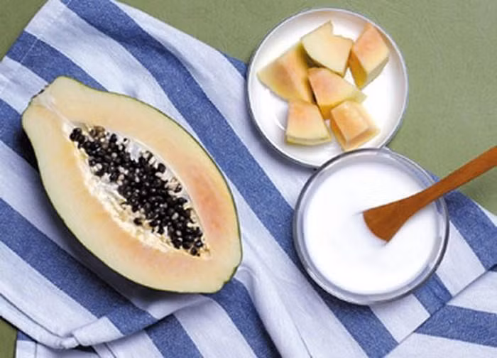 Sắn dây và đu đủ. Người xưa thường ăn đu đủ chín và sắn dây luộc hoặc nước bột sắn sau mỗi kỳ đèn đỏ. Họ cho rằng phương pháp này vừa giúp điều hòa cơ thể lại giúp vòng 1 phát triển tự nhiên.