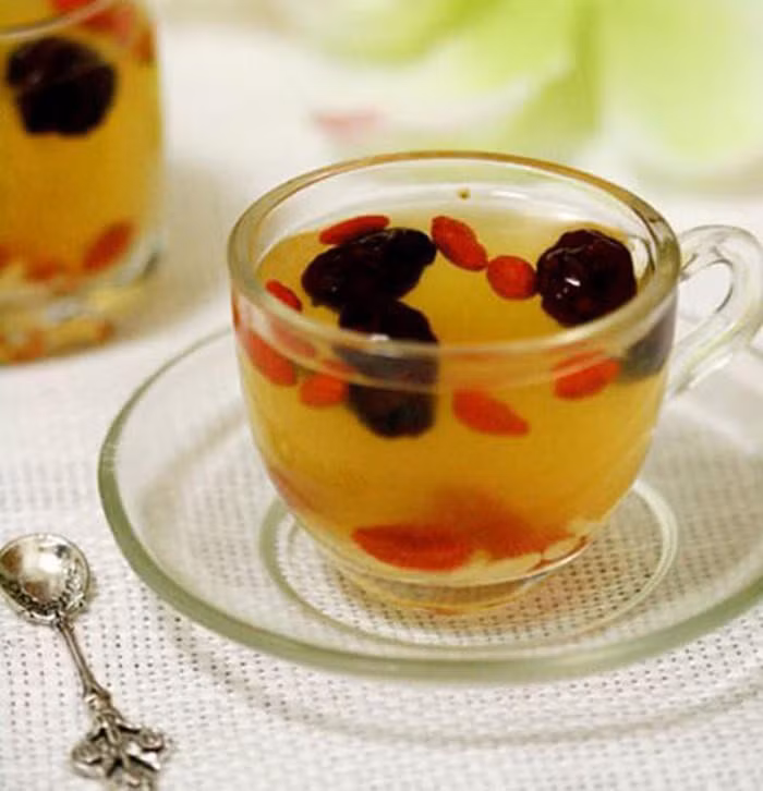 Hoàng kỳ hồng tảo trà. Nguyên liệu cần có bao gồm khoảng 5 miếng hoàng kỳ, 3 quả táo tàu. Cách làm rất đơn giản, chỉ cần chế nước đun sôi, ngâm các vị thuốc trong nước nóng, để nguội vừa uống, sử dụng hằng ngày.